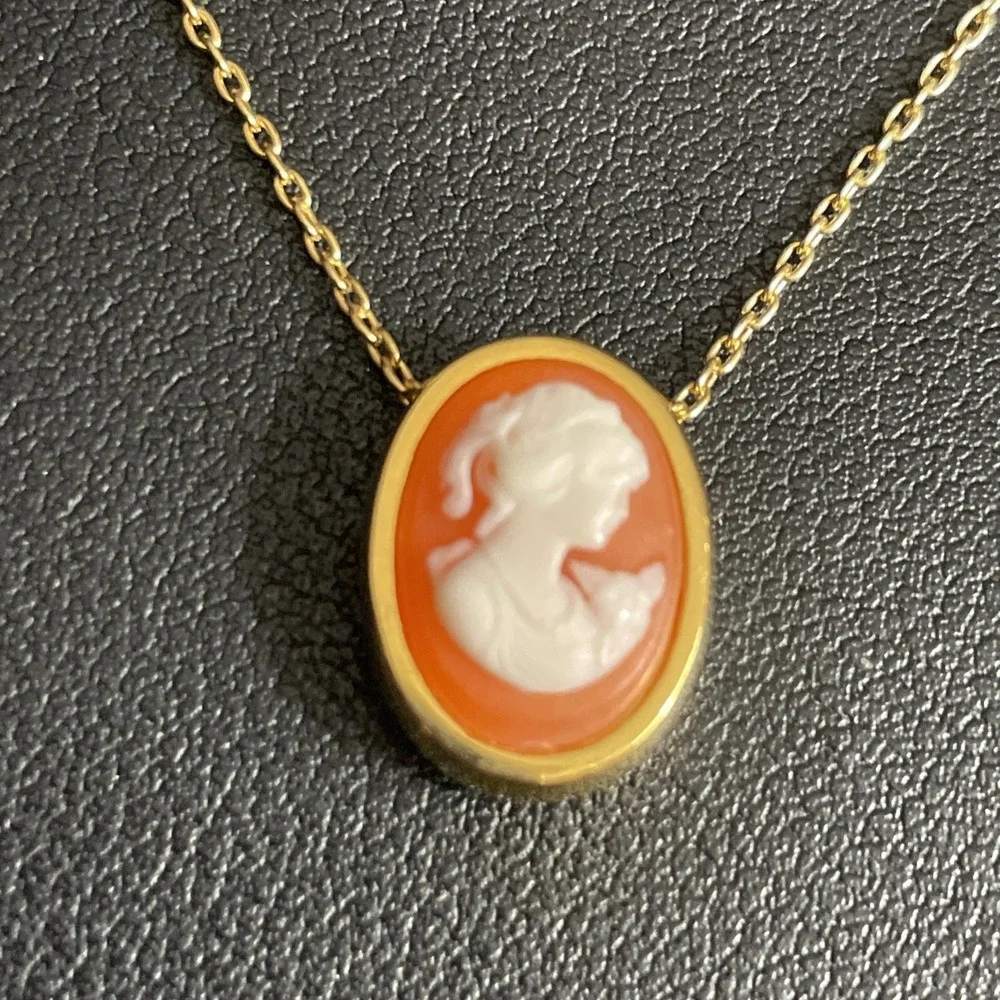 CROWN TRIFARI Cameo Necklace 18